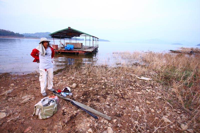 น้าปลาทูนึ่งรอเรือมารับอีกรอบ