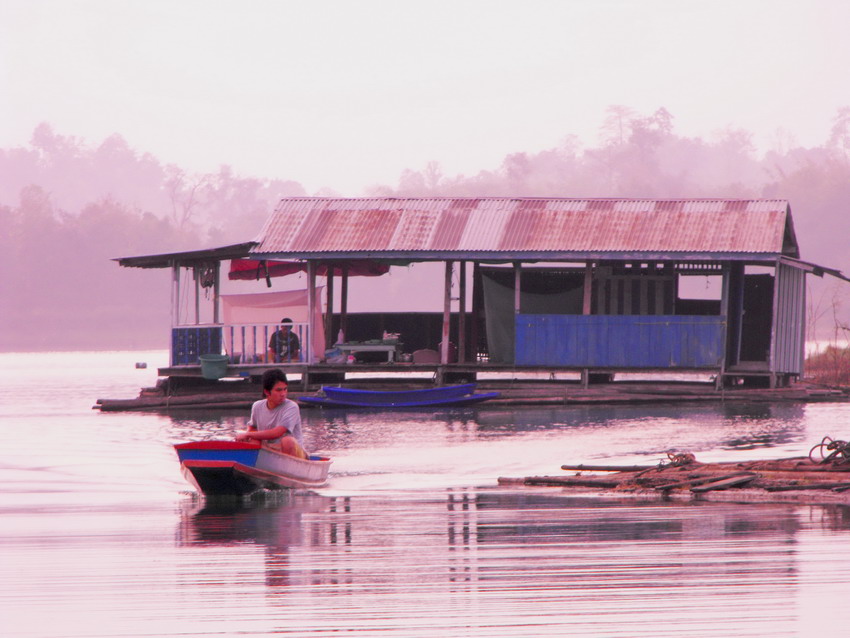 ฝ่ายลุงเหน่งก็ดูแลพวกเรามิได้ขาด
ขี่เรือมาถามไถ่สารทุกข์สุขดิบเสมอ
ลูกชายก็น่ารักค่ะ
ช่วยงานพ่อแม