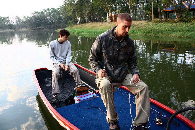 ให้ นาทานเป็น คนขับ เฟดซ้อนละกัน

นาทาน  ขับเรือยากม๊ายยย

พี่ตุ๋ง  ม่ายยากน้า ลองดูเล๊ย

พี