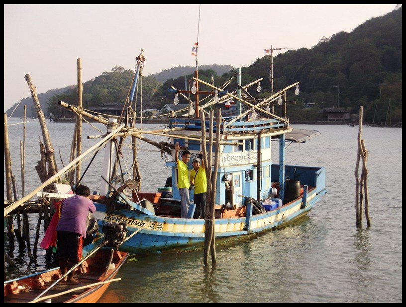 เรือลำนี้ครับ ที่เราจะไป กัน 10 คน กะ ไต๋ กะ พนักงานขึ้นเลงสมอ รวม 12 คน  :ohh: :ohh: