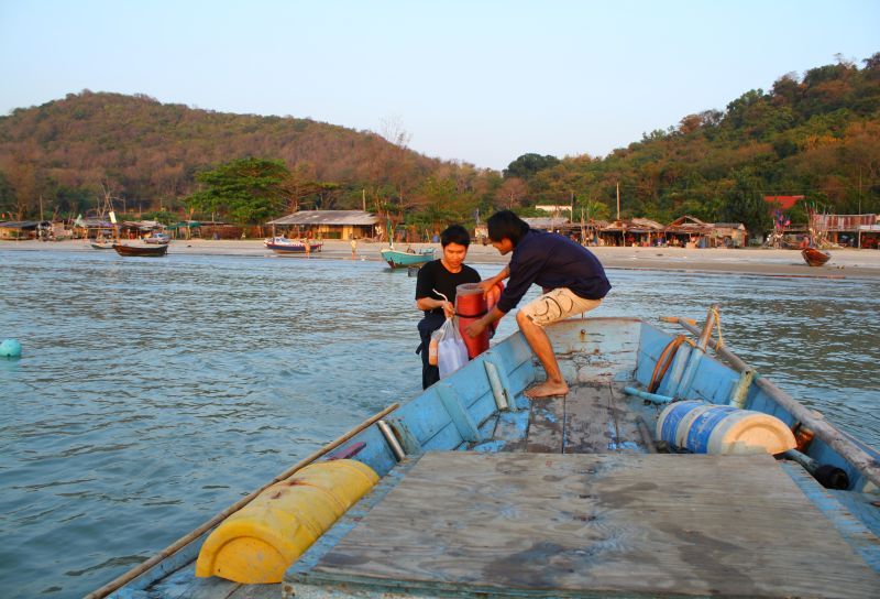 ไปถึงก้นอ่าวก็เกือบจะหกโมงเย็นแล้ว รีบขนของขี้นเรือก่อนเดี๋ยวมืด