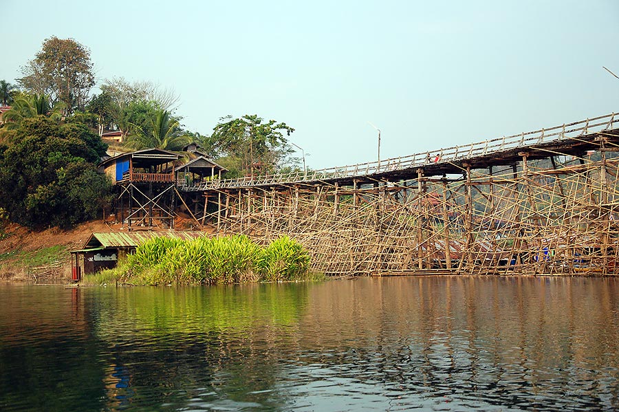 ไปถึงก็ลงเรือออกตีเหยื่อ  เข้าชองกาเลีย  ลอดสะพานไม้ไปหมู่บ้านมอญ