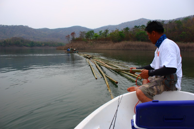 โชคดีมีเรือชาวบ้าน ผ่านมา จึงต้องขอ อาศัยเกาะท้ายลำไม้ไผ่กลับเข้าฝั่ง  :grin: :grin: :grin: