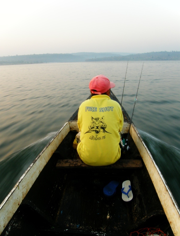 เรือของพวกเราพุ่งทะยานไปข้างหน้า  