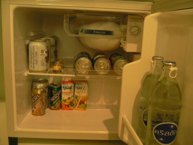 ในตู้เย็นก้อมีเครื่องดื่มต่าง ๆ (อันนี้เสียกะตังค์ค่ะ ราคาก้อทั่วไปไม่ได้ชาร์จอะไรมากมาย)   :umh: :u