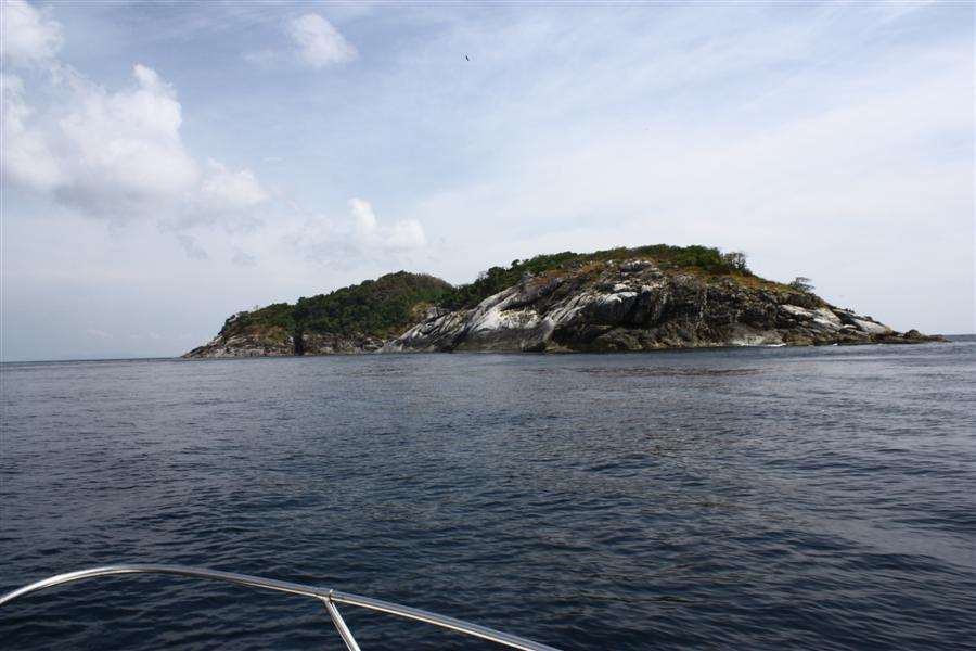  [b]หัวแหลมท้ายเกาะราชาน้อยมีกองหินปริ่มน้ำอยู่ถ้าใครไม่รู้วิ่งเรือเข้าไปเรือแตกแน่นอนและน้ำเชี่ยวมา