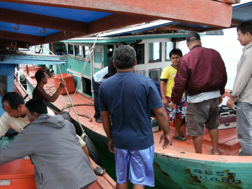 เทียบเรือไต๋หลี ช่วยกันขนของอีกรอบ