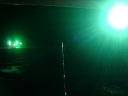 ฝนตกครับ  เรือไต๋แกน ลอยลำอยู่ใกล้ๆ เราลงสายหน้าดินไว้แล้วมาหลบฝนในเก๋งเรือ....