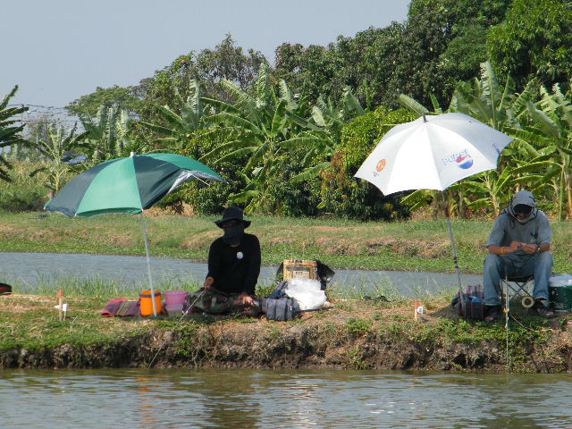 ฝั่งตรงข้ามผมครับ ทางซ้ายน้าเจ็กทา