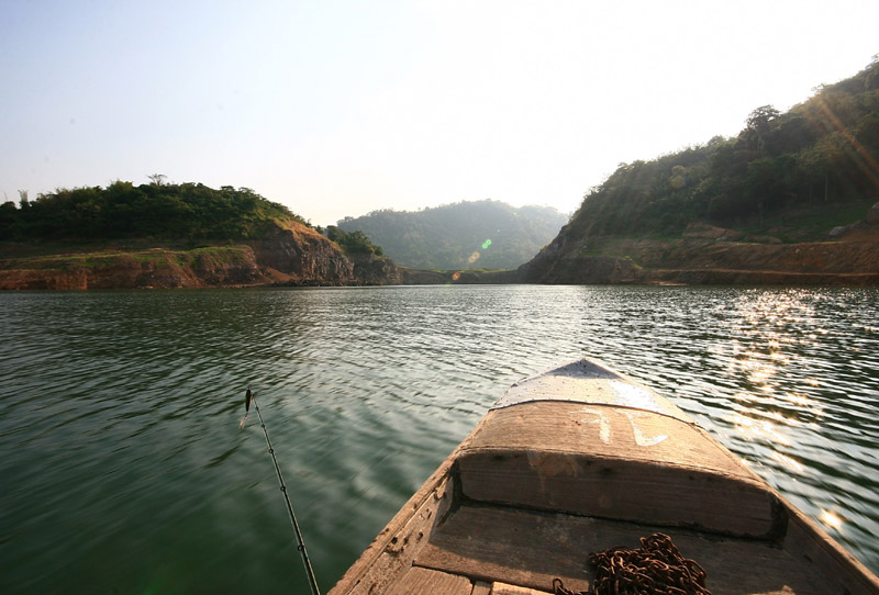 วิ่งเรือย้อนกลับมาไม่กี่นาทีก็ถึงหมาย...
 :smile: :smile: