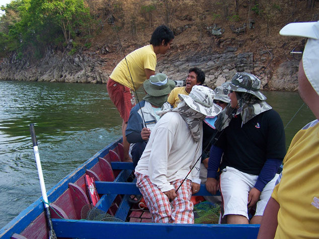 รอเวลาจนไปถึงเวลาไปตกปลากระสูบกันไปเกือบ 10 คน นั่งเรือเจ้าเอสบายๆ ครับ เพราะเรือลำใหญ่มากๆ ครับ เกี