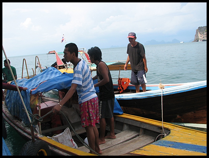 เรือหางยาวมารับคนขึ้นไปพักบนเกาะ เ