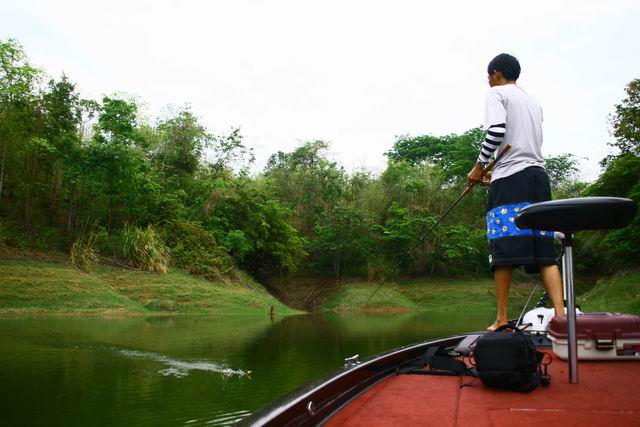  :cheer: :cheer: :cheer: บรรยากาศ ดีมากๆครับ ร้อนๆมีฝนช่วงเย็นนิดหน่อย พร่ำๆ กลางคืนเย็นสบายย :cheer