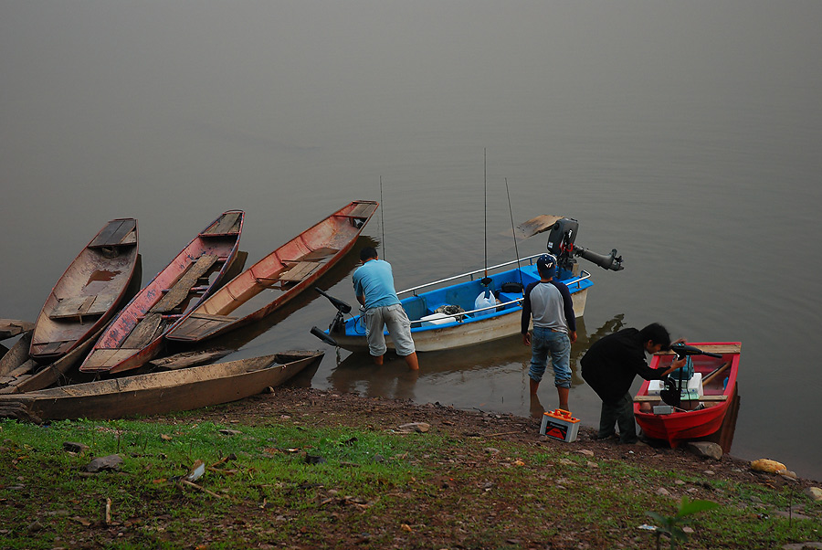 วันนี้ติ๋งลากเรือกลับจากเชียงใหม่ เพื่อตกปลาช่วงหยุดสงกรานต์ ผมนั่งเรือกับแดน  :cool: :cool: :cool: