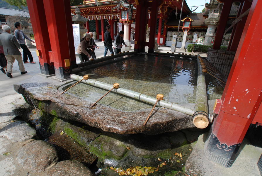 วัดในญี่ปุ่นทุกๆที่จะมีบ่อน้ำไว้ที่หน้าวัดเพื่อให้เราชำระล้างมือหน้าหรื่อบางท่านก็ดื่มก่อนเข้าวัดครั