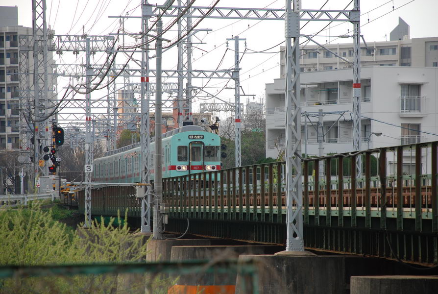 สวัสดีครับน้าyoda  :smile: :smile:



รถไฟกับคนญี่ปุ่นเป็๋นอะไรที่แยกกันยากส์ครับ มาทุกๆสองนาที 