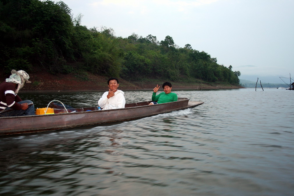 เช้าวันใหม่เรือเราทุกลำออกตีเหยื่อถึง10โมงเช้า
เรือเล็กทุกลำต้องกับมาที่แพใหญ่10โมงเช้าไม่เกิน10โมง