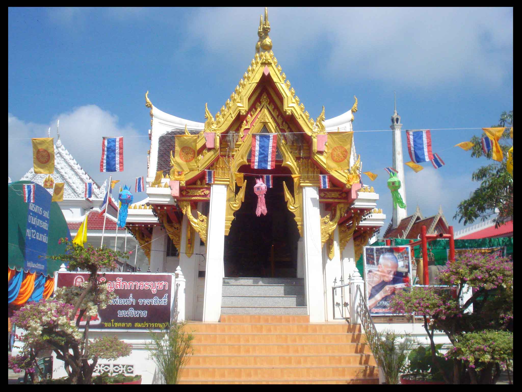 บนนยากาศหน้าโบส (เขียนถูกรึป่าว ขออภัยนะครับ) ที่ต้องปิดทองลูกนิมิต