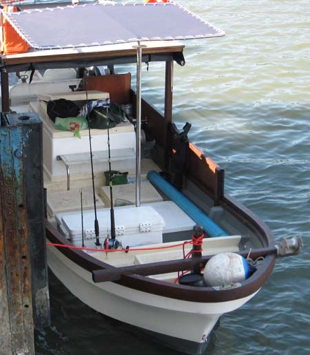 
ทีหินเรือแตกเฮียก็ตกได้ปลาเล็ก ปลาน้อยมาหลายตัว   บ่ายสามแล้ว  จึงชวนกันเข้าอ่าวสลักเพชร  ซื้อของท