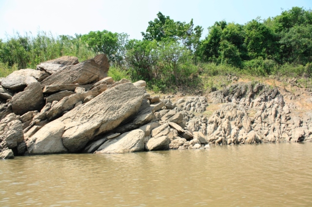 โขดหินที่เป็นแหล่งอาศัยของกุ้งใหญ่และปลากดคัง เมื่อน้ำในเขื่อนสูงจนท่วมหินครับ