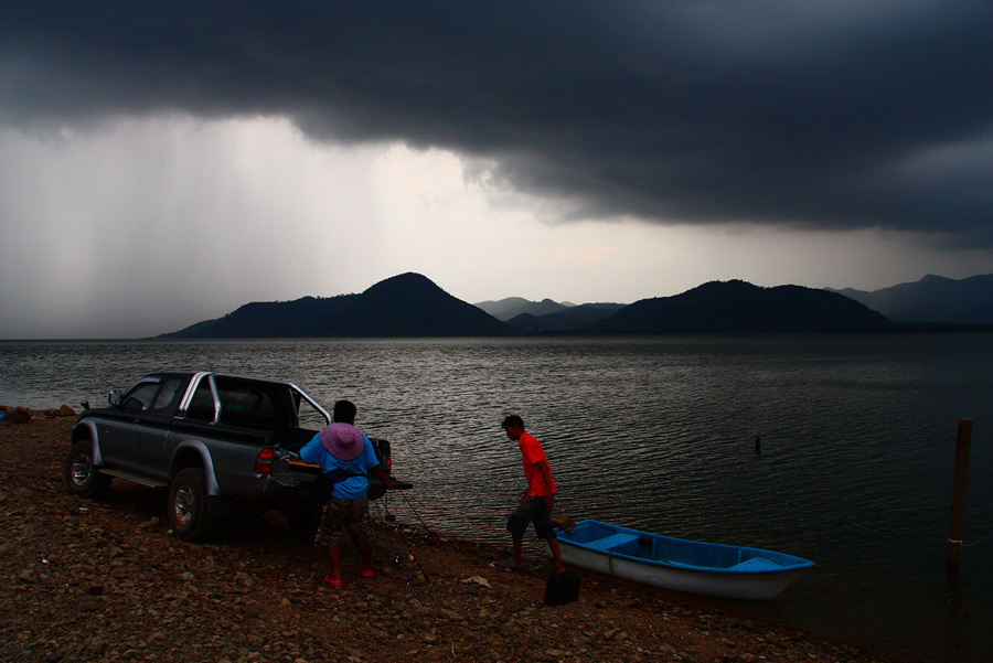 เก็บเรือขึ้นรถ ก้อฝนชุดใหญ่จะตกมาใส่ ให้หัวไหล่เปียก
 :grin: :grin: :grin:

เมฆดำ ๆ เคลื่อนมาแล้ว