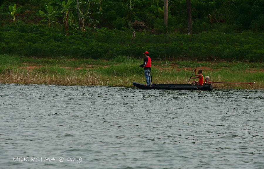 ลำนี้เรือไม่มีทอลิ่งมอเตอร์ ใช้พายแทน...จะได้เข้าหมายแบบเงียบๆๆ....ตีเลาะไป