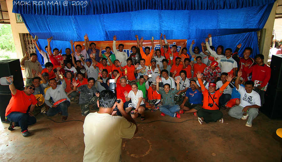 ร่วมกันถ่ายรูปหมูบางส่วนของน้าๆๆที่มาร่วมงานเพราะมีบางส่วนที่อยู่ไกลเริ่มเดินทางกลับไปก่อนไม่ได้อยู่