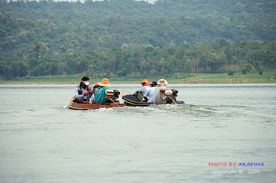  :grin: :grin:  เรือน้าเป้า...เข้าไปเทียบเรือ น้าเอ กับ น้าอ้น....
เข้าไปส่งน้ำ....แบบว่าตอนออกจากท