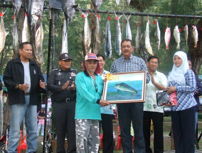   รางวัลชนะเลิศปลาอีโต้มอญ

 คุณต่อศักดิ์ คณานุรักษ์ จาก ทีมชมรมส่งเสริมกีฬาตกปลา เทศบาลเมือง จ.ปั