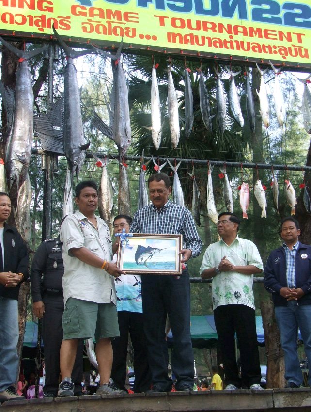  รางวัลรองชนะเลิศปลาสกุลกระโทงแทง
คุณสุเดช พรหมศิริพัฒน์ จาก ทีมชมรมส่งเสริมกีฬาตกปลา เทศบาลเมือง จ