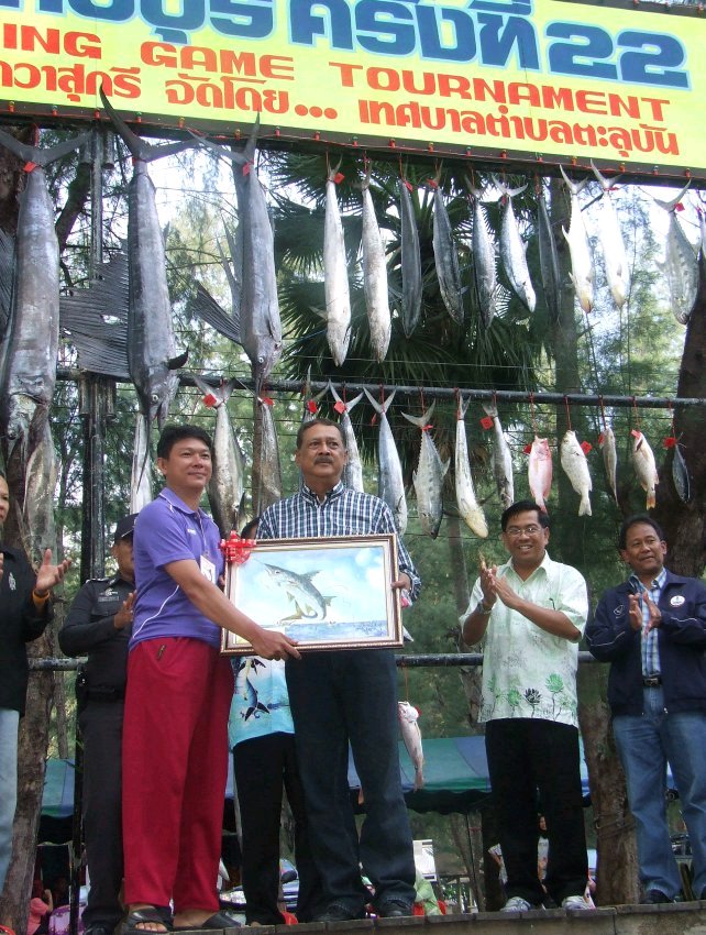 รางวัลชนะเลิศปลาสาก
คุณธรรมรัตน์ จันทวงศ์ จาก ทีมเดโมแคร็ด น้ำหนัก 3.70 กก.