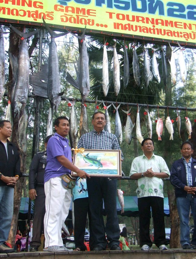 รางวัลชนะเลิศปลากระมง
คุณธรรมรัตน์ จันทวงศ์ จาก ทีมเดโมแคร็ด น้ำหนัก 1.35 กก.