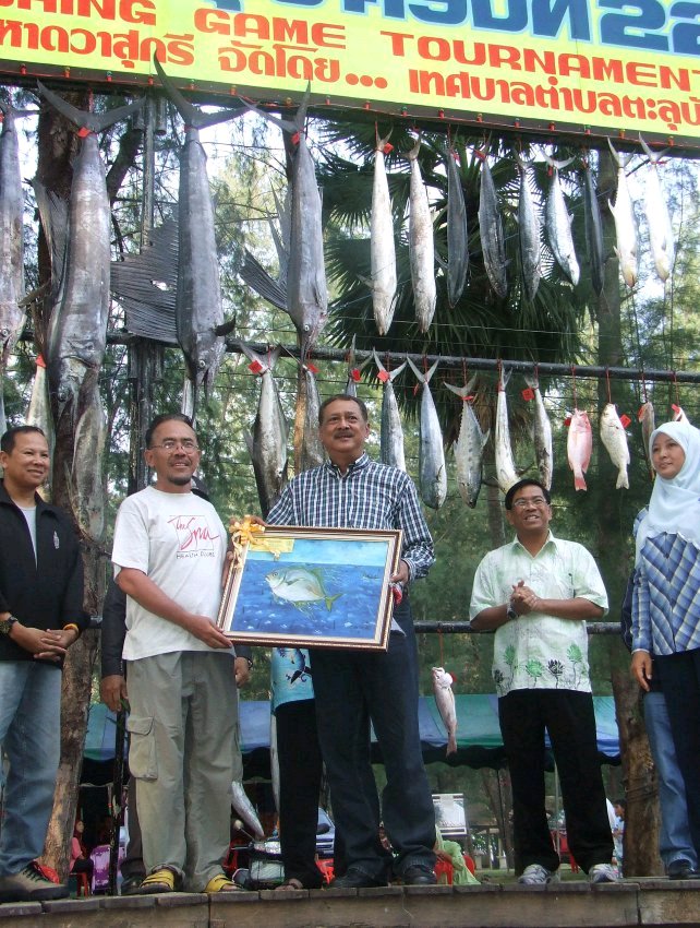 รางวัลชนะเลิศปลาโฉมงาม
คุณมะสุกรี อาแซ จาก ทีม ชมรมส่งเสริมกีฬาตกปลา เทศบาลเมือง จ.ปัตตานี 5 น้ำหนั