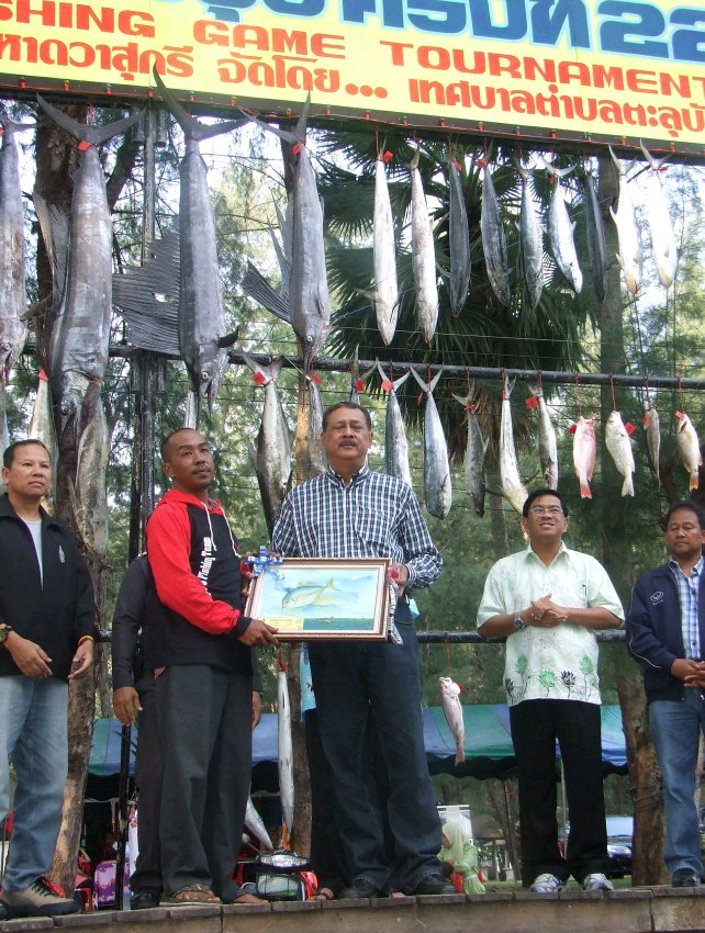 รางวัลรองชนะเลิศปลาโฉมงาม
คุณมะสุกรี อาแซ จาก ทีม ชมรมส่งเสริมกีฬาตกปลา เทศบาลเมือง จ.ปัตตานี 11 น้
