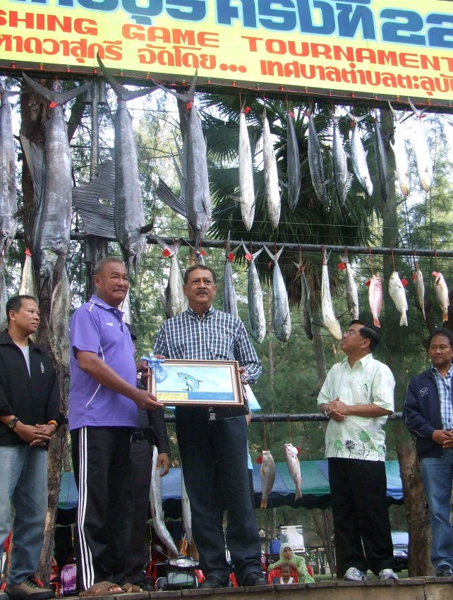 รางวัลรองชนะเลิศปลาสละ
คุณบุญเกียรติ แซ่ลิ้มจาก ทีมเทศบาลเมืองนราธิวาส 1 น้ำหนัก 4.85 กก.