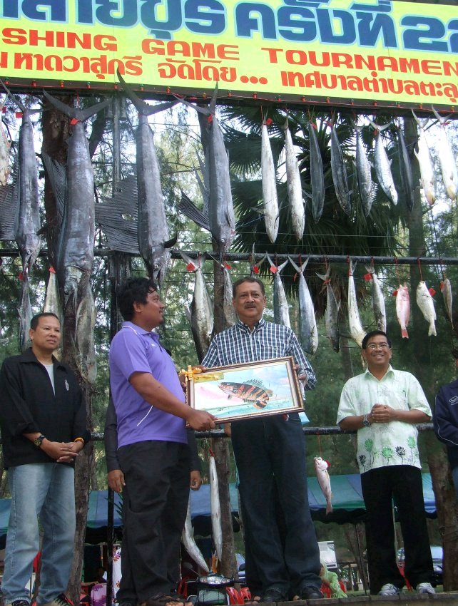 รางวัลชนะเลิศปลาสกุลเก๋า
คุณอรุณ พรหมศักดิ์  จากทีม นลินดา น้ำหนัก 2.05 กก.
