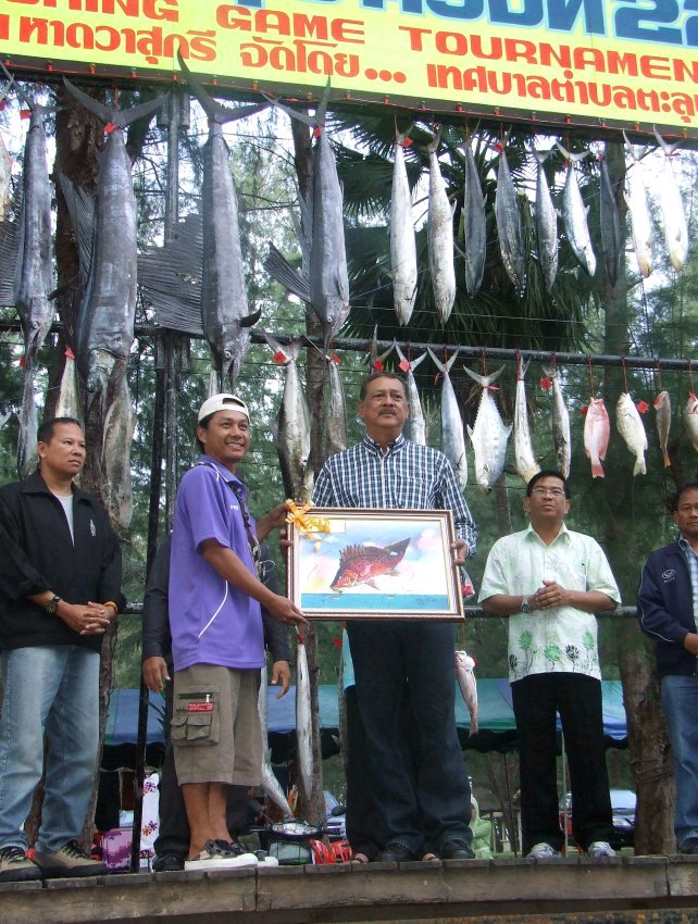 รางวัลชนะเลิศปลากระพง
คุณบดินทร์ สาแม จาก ทีมชมรมส่งเสริมกีฬาตกปลา เทศบาลเมือง จ.ปัตตานี 12 น้ำหนัก
