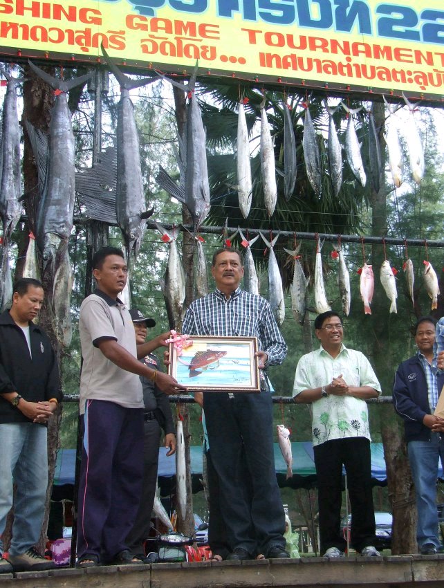 รางวัลรองชนะเลิศปลากระพง
จสอ. ประยุกต์  จากทีม นพค.44  น้ำหนัก 1.20 กก.