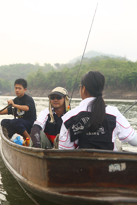 วันนี้เราออกเรือ3ลำ น้าหนึ่งจับคู่กับน้องเต๋า :cheer:
น้านัท สังเกตสายตาเด็กเรือ :laughing: :laughi