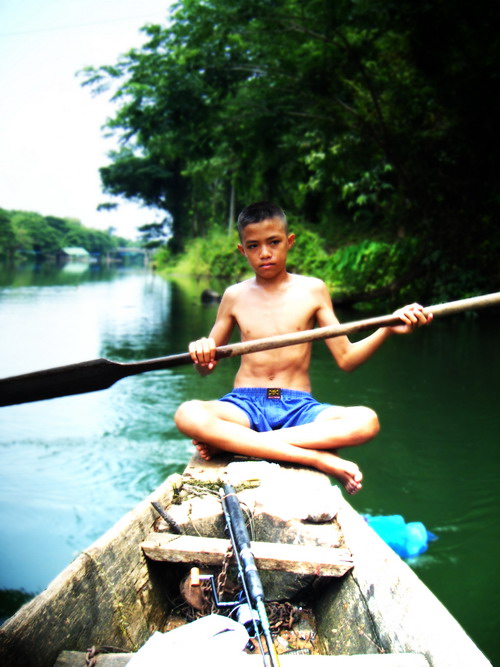 [b][center]ขอลากันด้วยภาพนี้ละกันนะคับ น้องคนนี้พายเรือให้ผมกับพี่ ใช้เวลาไปชั่วโมงกว่าๆ น้ำก็ค่อนข้