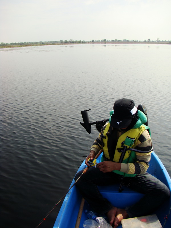 น้าหม่ำนั่งอยู่หน้าเรือ
หวดเบ็ดแบบใจเย็นเลยเชียว
 :love: