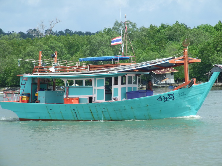 เรือไต๋แกนมาแล้วครับ  พอดีเมือคืนวันที 8 ให้ไต๋ออกไปปั่นหมึกให้  เดือนสว่างมาก  แต่ความสมารถของได้หม