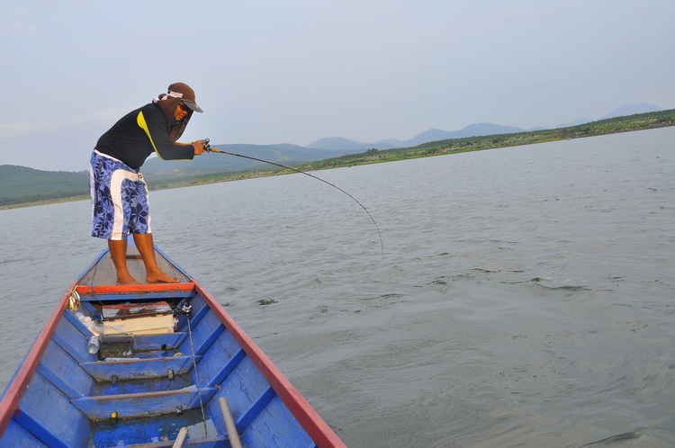 ใต้ท้องเรือมันมีอะไรหรือ :grin: