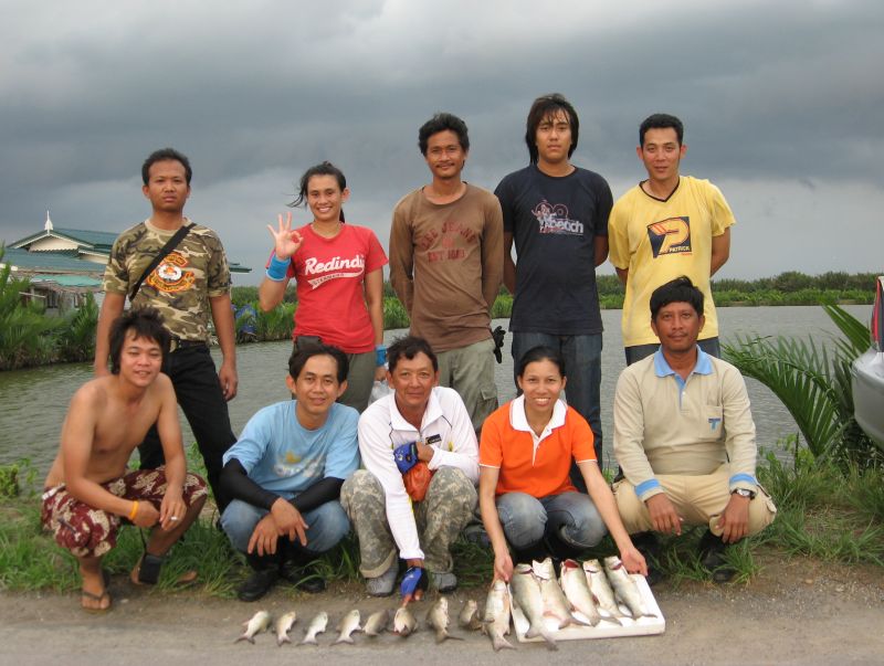 และนี่ก็คือ รูปหมู่ ปลารวม ครับ มีปลาบางส่วนที่ น้าต้น (กลับไปก่อน) ทั้งหมดได้ปลา 17 ตัวครับ หลุดไม่