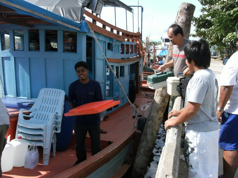 ถึงท่าเรือบ่าย 3 โมง ทริปนี้ใช้บริการของไต๋ยี เรือ ฉ.เจริญทรัพย์ 2
ศิษย์เอกของไต๋หลี เรือศรีวัฒนาคร