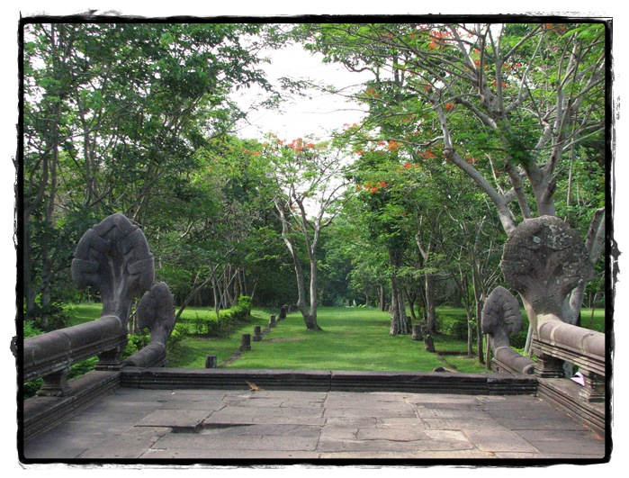 ทางลงไปปากปล่องภูเขาไฟสมัยโบราณ ซึ่งมันมอดดับไปหมดแล้ว กลายเป็นบึง ใหญ่








 :smile: :s