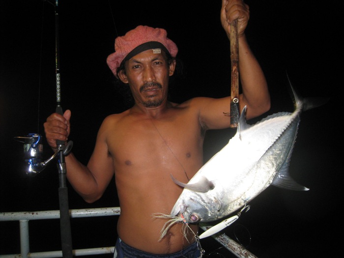 ปลา "กระมงตาแดง" ที่น้าแป๊ะแอบมาเลี้ยงไว้ พอแกพาลูกค้ามาตก แกจะใช้วิธีเรียกปลาด้วยวิธีใช้เหยื่อปลอ