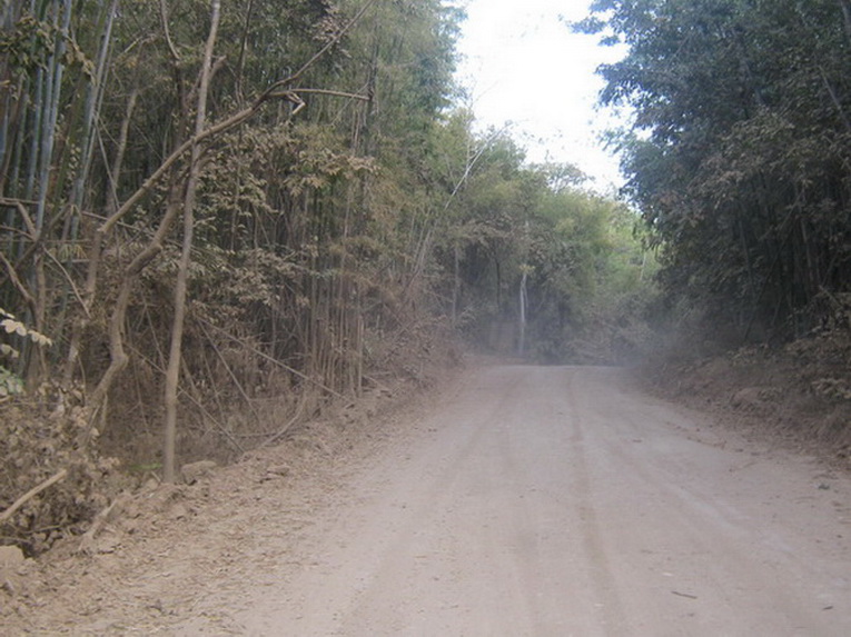 ทางไปห้วยขมิ้นห่างจากสันเขือนประมาณ  40  km ทางดีมาก