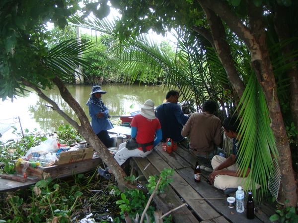 วังนี้ดีจริงๆ มีก๋วยเตี๋ยวเรือ วิ่งผ่านด้วย   :umh: :umh: :umh: :umh: