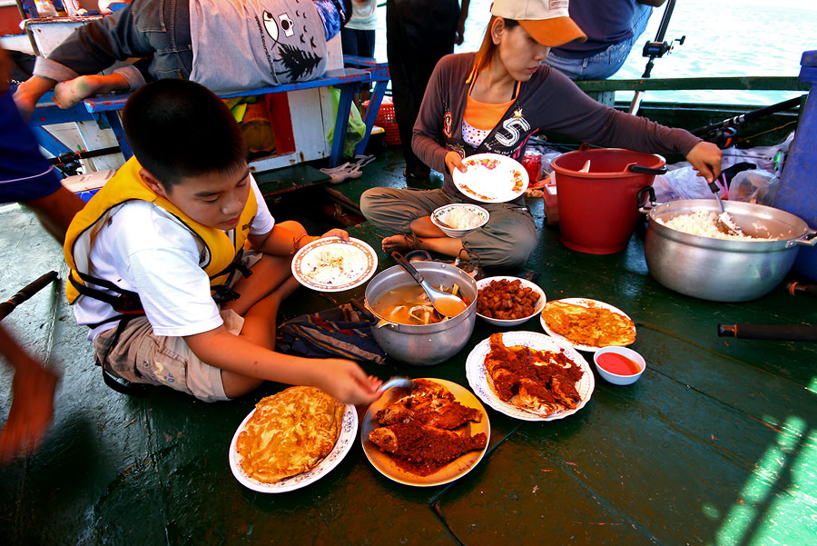 
กินข้าวกันก่อนดีกว่านะ

หลบลมก่อน จะได้ไม่โยกเยก

กับข้าว น่ากินทั้งน้านเลย

 :grin: